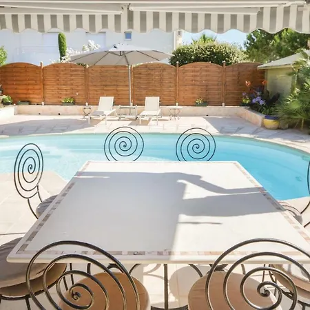 Vakantiehuis Three-bedroom Holiday In *