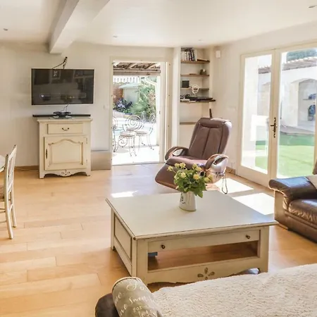 Three-bedroom Holiday In Vakantiehuis Antibes